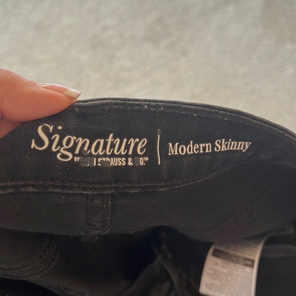 Woman’s signature Levi’s ultra soft black jeans - Picture 2 of 4